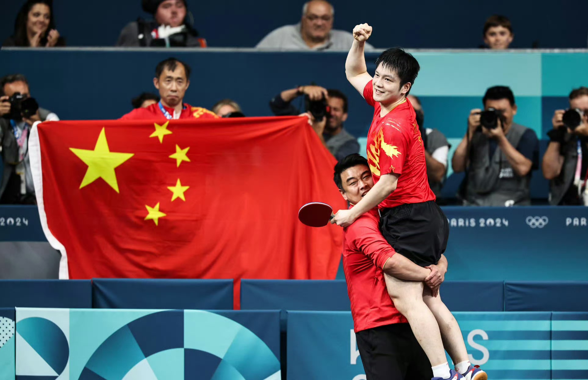 球员们奋力拼搏,赢得胜利的喜悦 球员们奋力拼搏,赢得胜利的喜悦