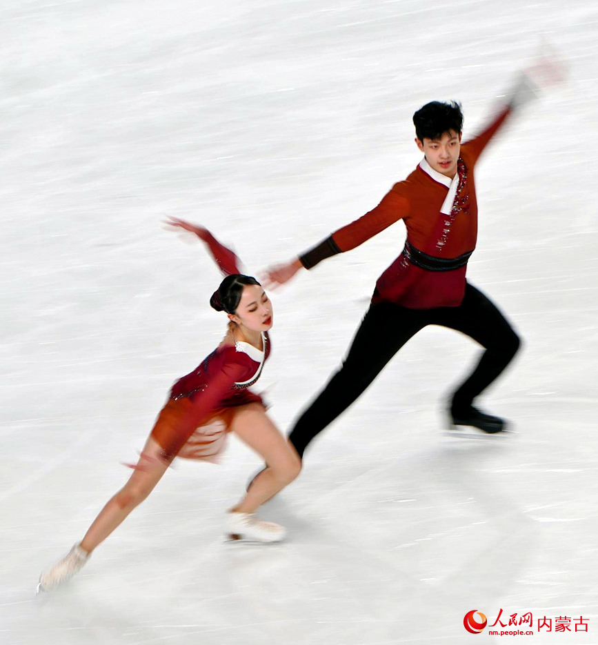 双人滑冰夺冠，精彩演绎爱与和平的简单介绍