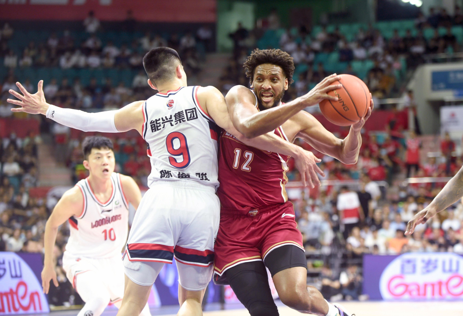 山东鲁能队攻守兼顾，备战季后赛争取胜利的简单介绍