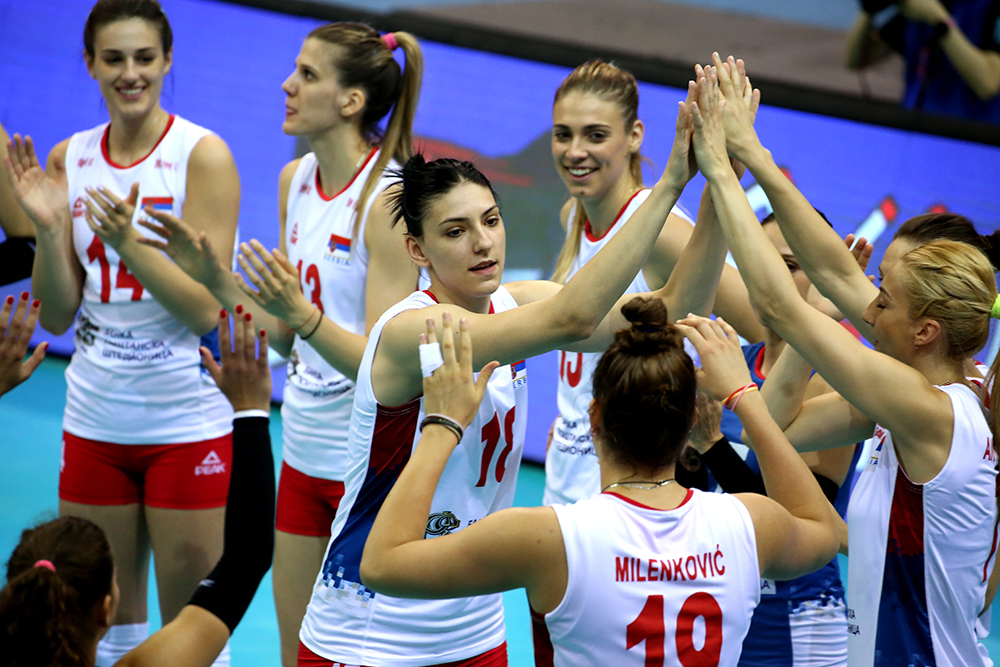 美国女排实力出众，横扫塞尔维亚轻松晋级