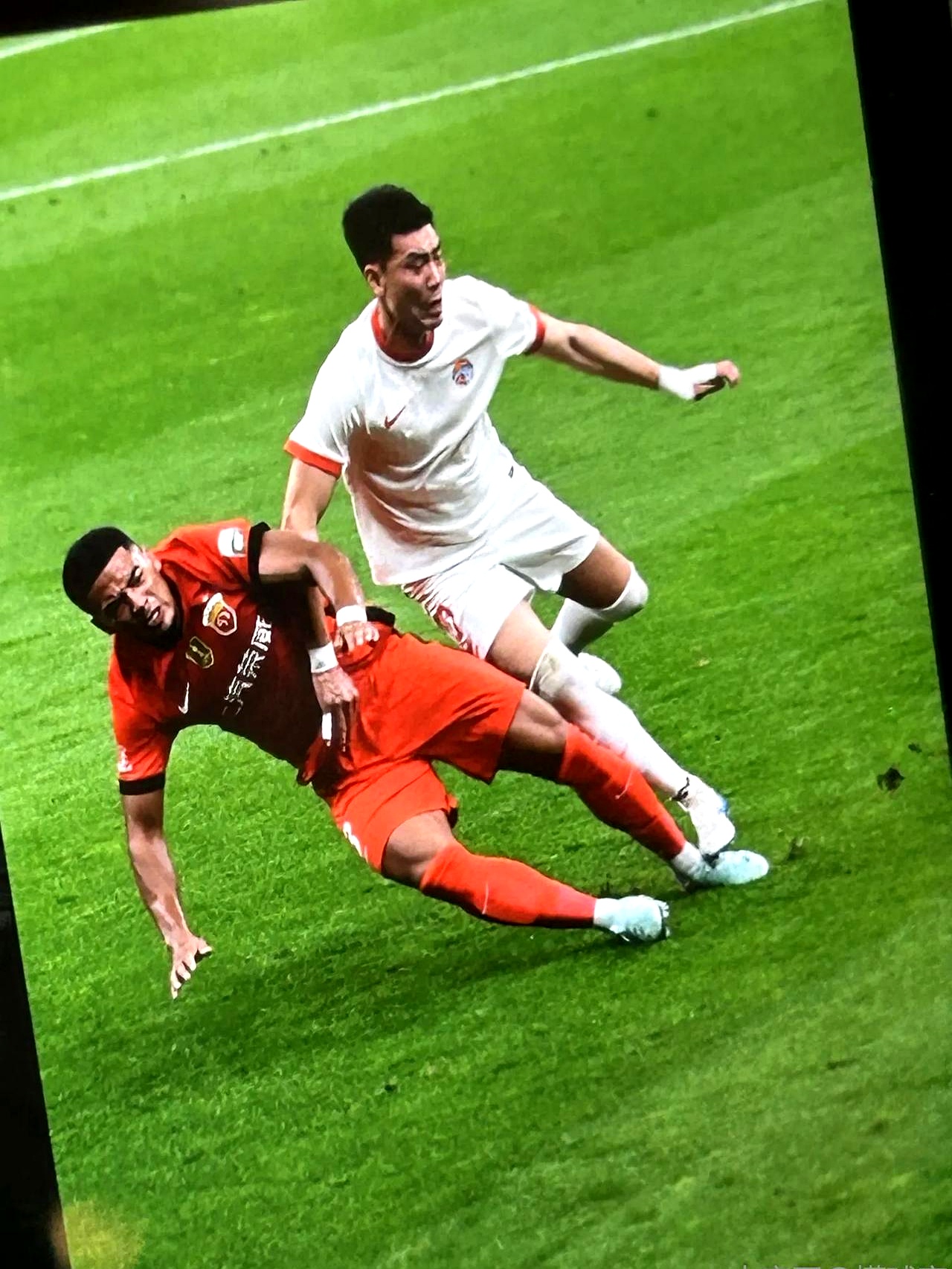 竞技场上火爆对决，球员拼尽全力争取胜利的简单介绍