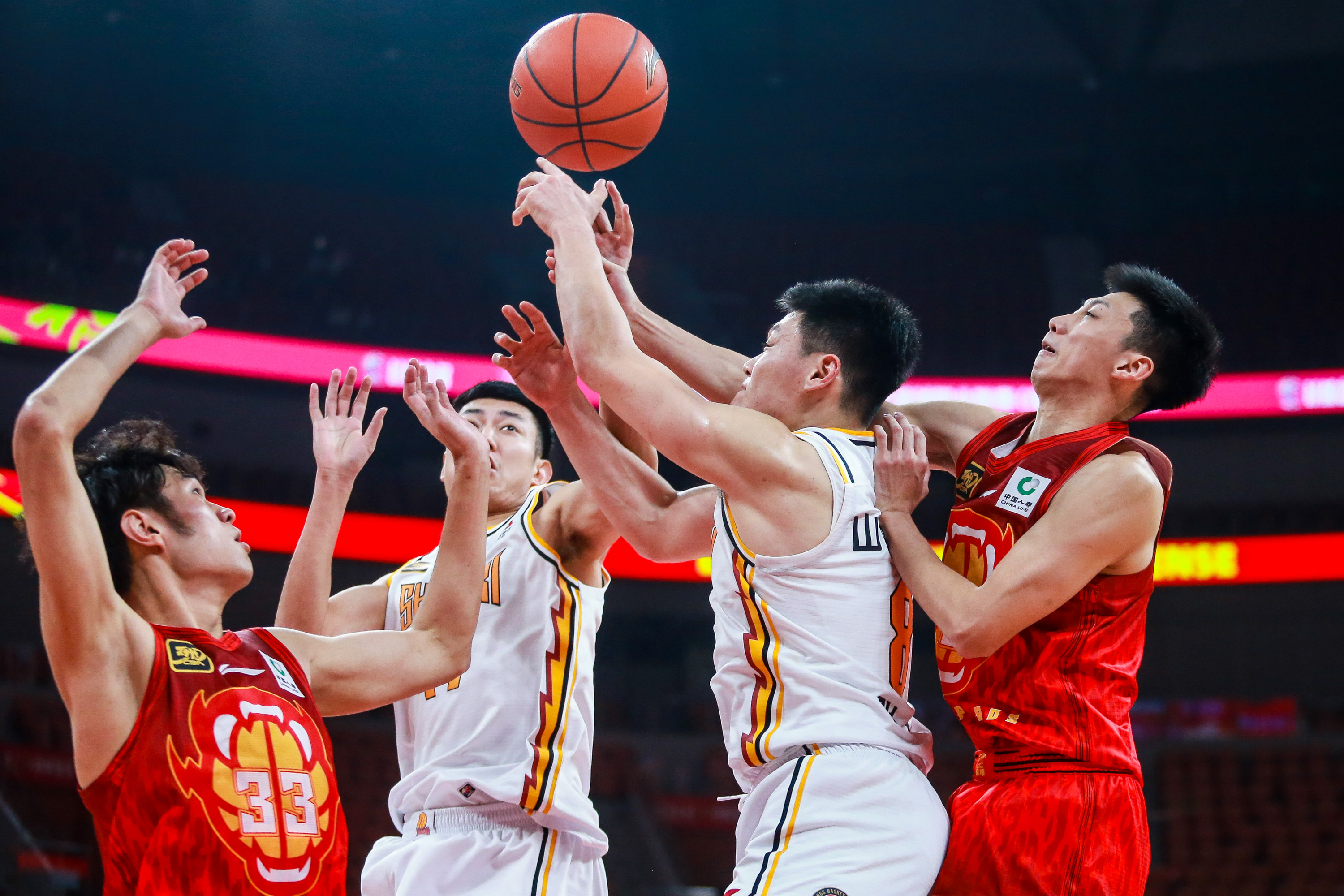 精彩的球场对决引来无数观众