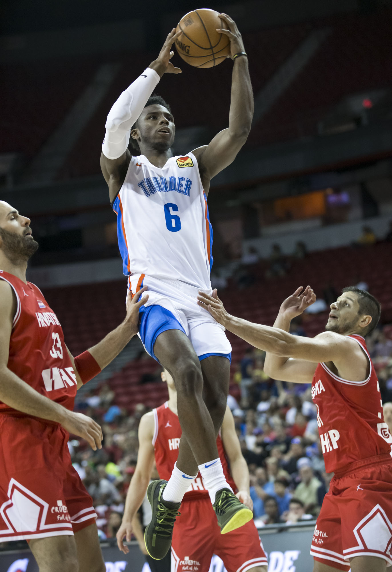 克罗地亚球员在篮球公开赛中演绎惊艳