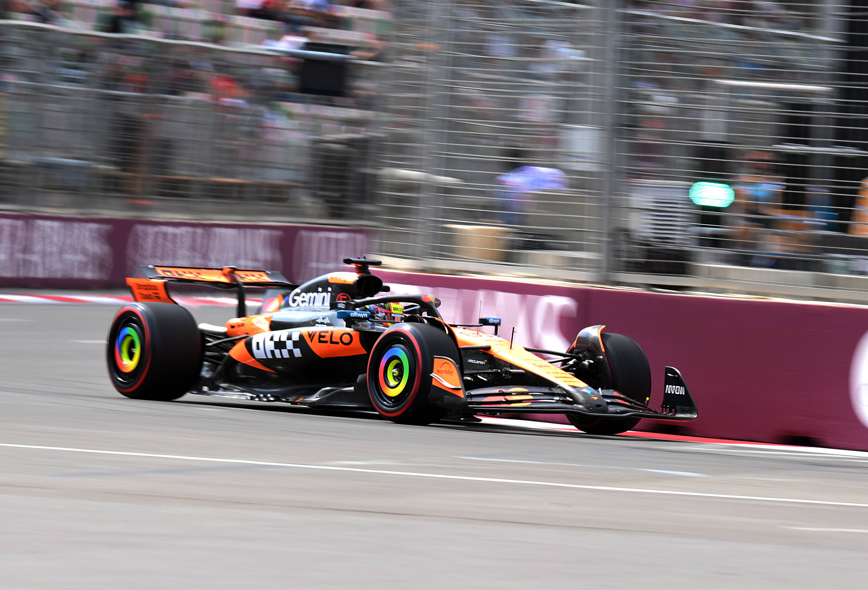 红牛车队力克迈凯伦，勒克莱尔统治全场的简单介绍