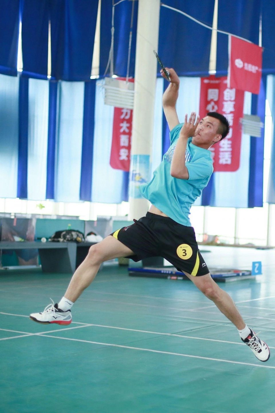 包含泰国羽毛球选手奋力拼搏，取得胜利的词条