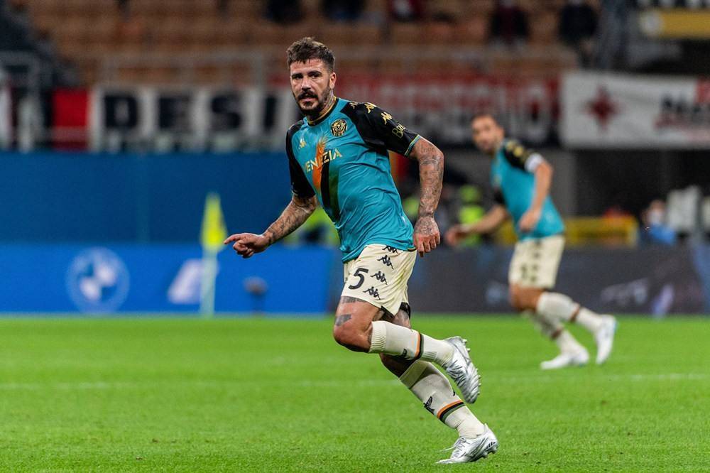 包含沃尔夫斯堡主场告捷，稳坐积分榜前列的词条